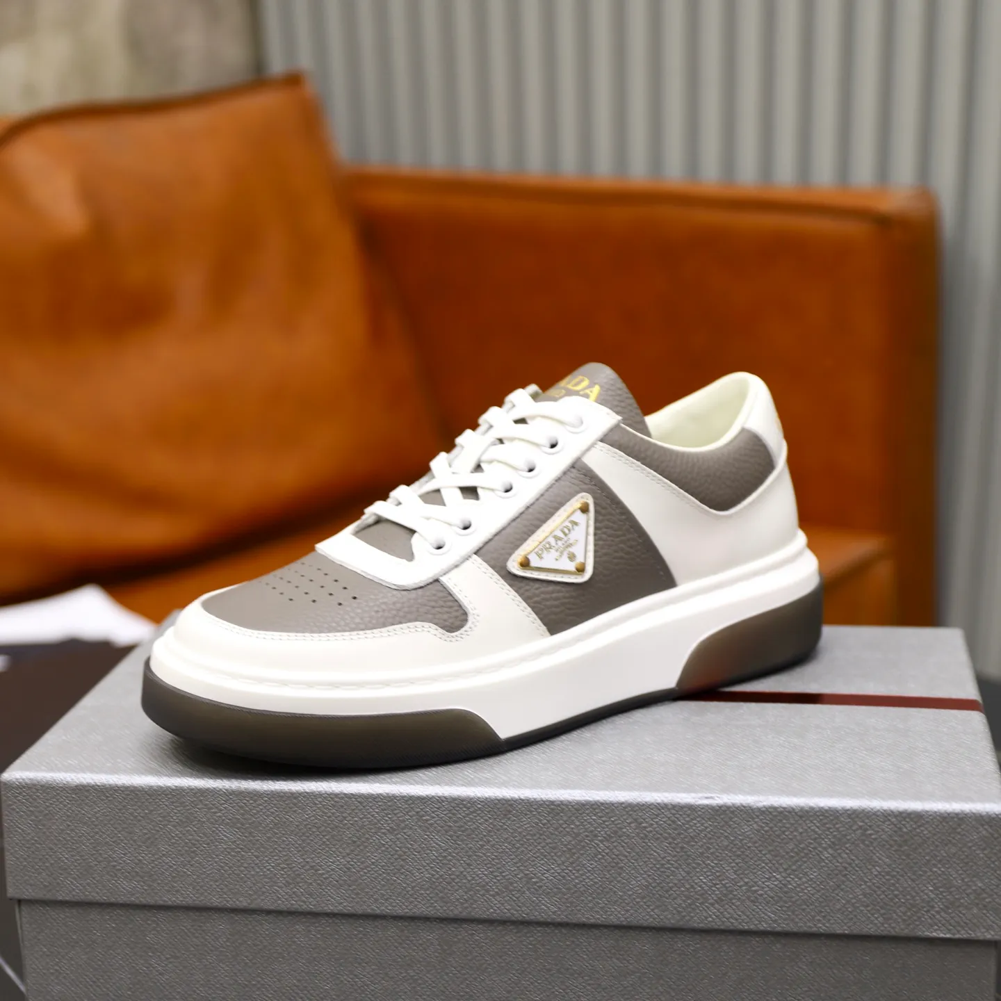 Factory price: 720💰Top original order Brand: PRADA (Prada) Standard code: Men's size 38/44 (45 can be customized) Grade: Same as the official website Material: Original cowhide stitching imported cowhide lining Original combination two-color wear-resistant soft outsole Style category: Leisure and sports version Young fashion European and American trend British style Color: Actual picture color